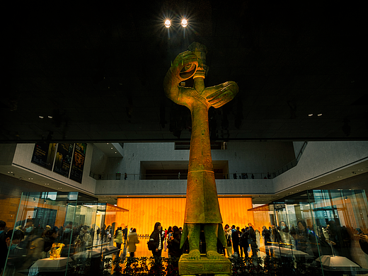 【三星堆. 青铜大力人】