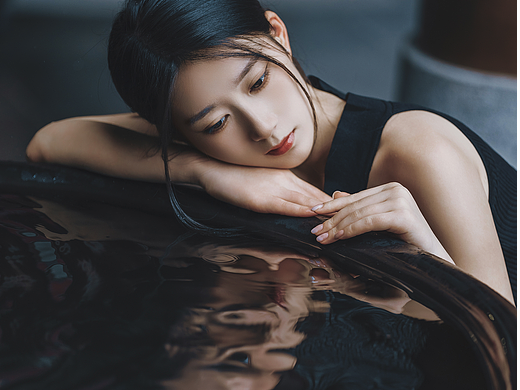 我于窗中窥伤鹤，恰如仰头见春台