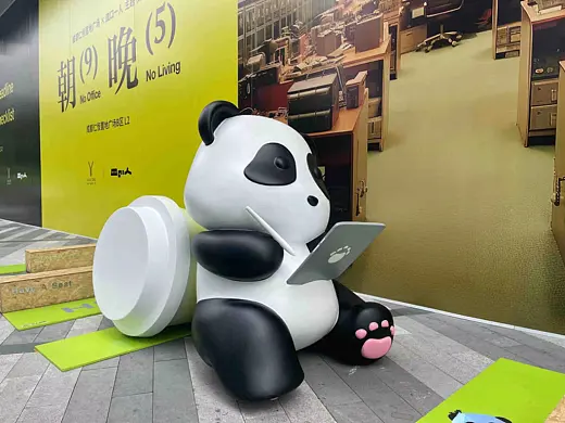 最近网上很火的熊猫雕塑来咯，还有盖碗杯子美陈雕像