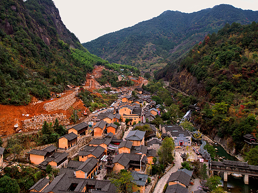 山下黄土的小村庄