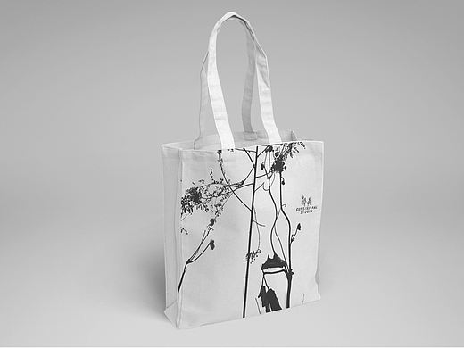 古一先生平面工作室手提包展示。