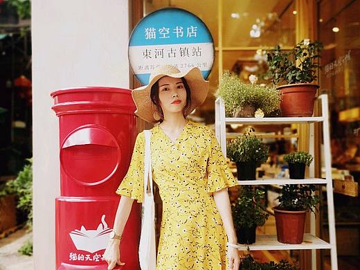 淡黄色的长裙