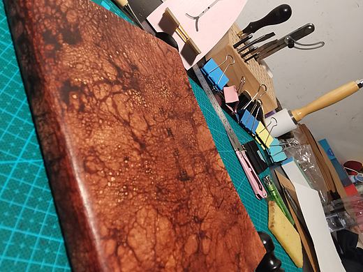 好看爆炸的龟裂纹路 手工皮具染色