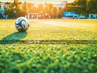 夕阳下，操场上奔跑