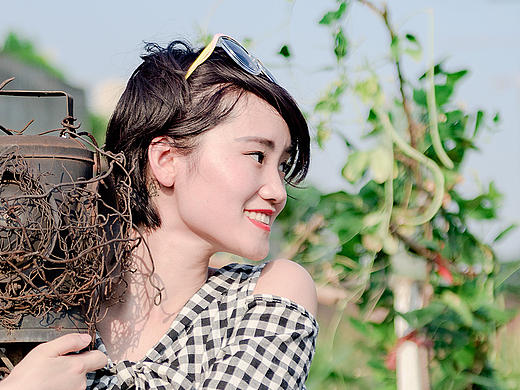 铁路上笑容灿烂的姑娘