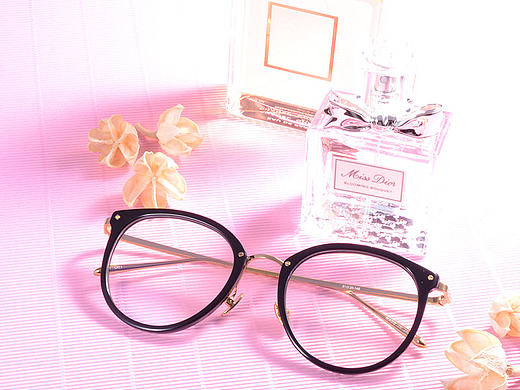 靜物攝影 眼鏡與香水（個人主頁-ZMTYyNjEyODQ=） - 產(chǎn)品攝影 - 站酷設(shè)計師橙絲原創(chuàng)素材 - 站酷ZCOOL