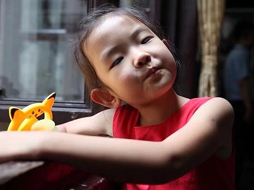 小孩玩的各种姿态表情