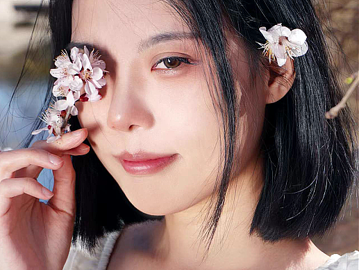 桃花浅深处，似匀深浅妆