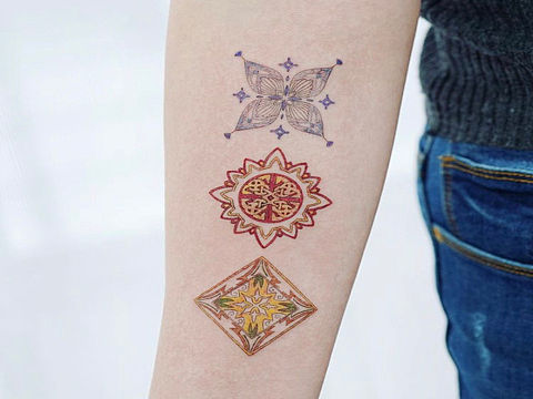 精致小纹身小图案也可以完美诠释细节手臂上彩色梵花