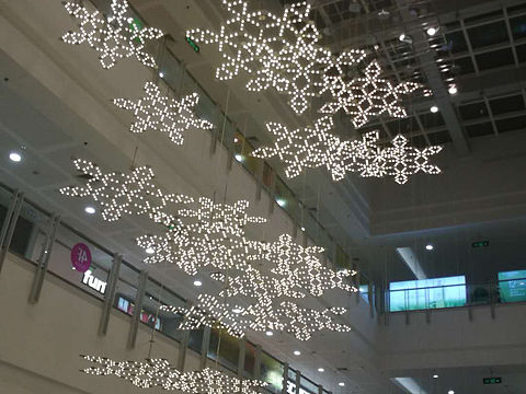 商场中庭圣诞雪花元素吊灯定制厂家铭星