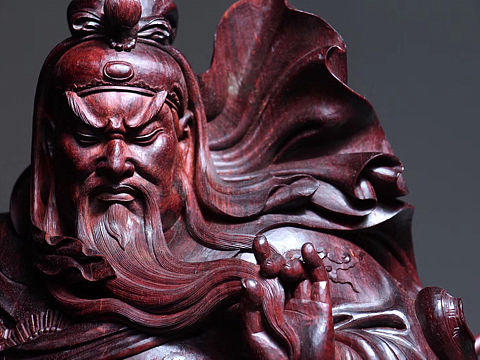 身长九尺,髯长二尺； 