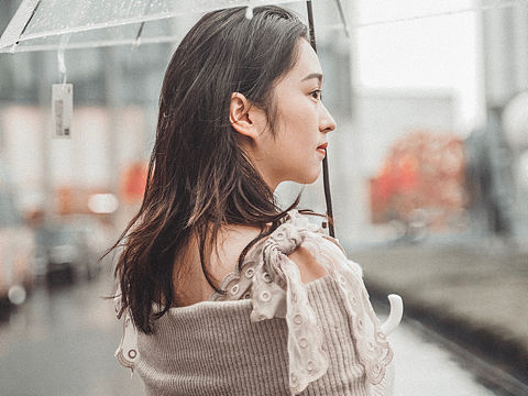 雨季莫兰迪城市人像摄影（个人主页-ZMzk4MDMwMjA=） - 人像摄影 - 站酷设计师周禹笙原创素材 - 站酷ZCOOL