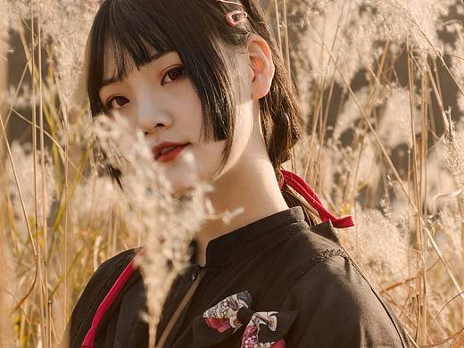 系红发带的少女