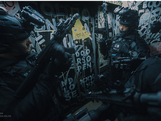 和朋友们一起坐电梯