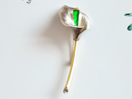马蹄莲花语胸针