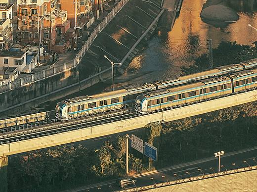 深圳东，地铁和高铁的交接处