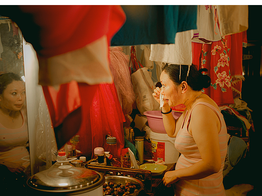 看戲（后臺(tái)）（個(gè)人主頁(yè)-ZNjE1OTYwODQ=） - 人文/紀(jì)實(shí)攝影 - 站酷設(shè)計(jì)師岡拉梅朵原創(chuàng)素材 - 站酷ZCOOL