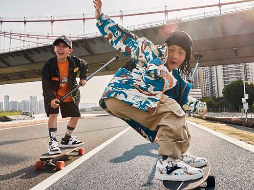 安踏KIDS 像风一样自由 滑板少年冲啊