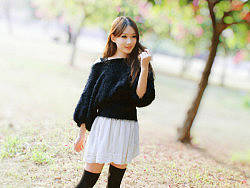 飘雪无处觅，乱红有迹寻。