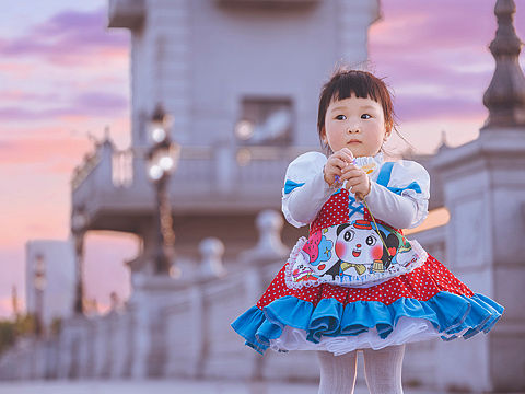 高高的钟楼下 有位小姑娘