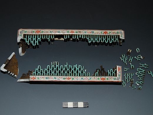 修修补补之清代粉彩缠枝花镂孔钱文蟋蟀罐