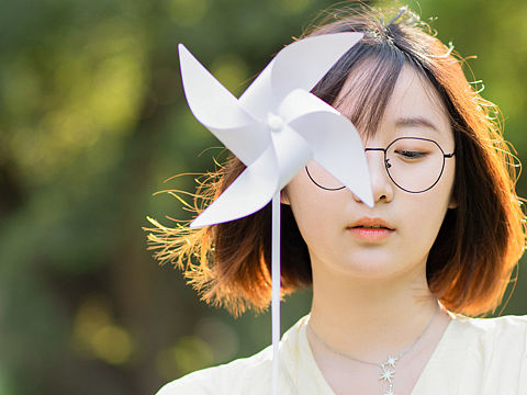 手拿风车天真浪漫的少女🍃 