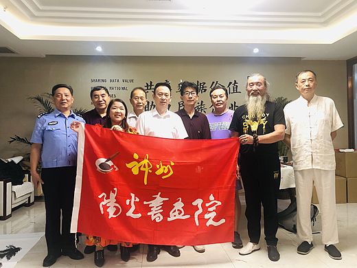神州阳光书画院书画家为企业发展助力。