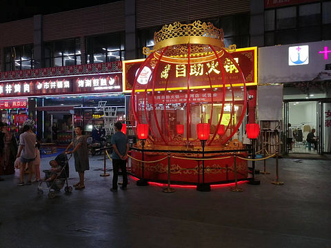 灯笼舞台，商业街区美陈装置布置，蚂蚁美陈