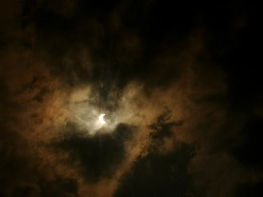 日偏食，心形光晕