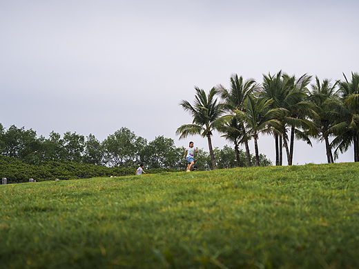 在公园草坪奔跑的孩子