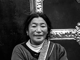 微笑，歡喜。