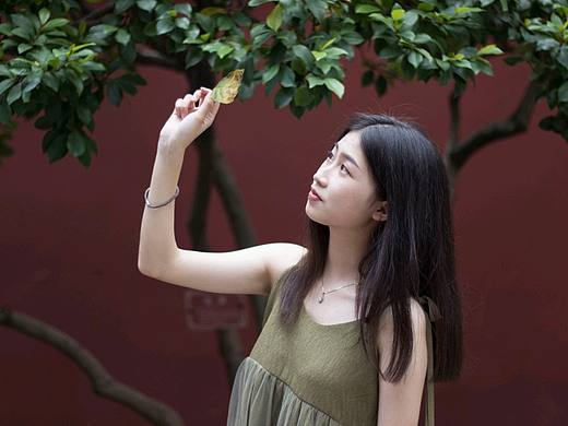 光透过树叶，洒落在你的脸上。（个人主页-ZMzY2MDEwNjg=） - 人像摄影 - 站酷设计师Xixili阳光原创素材 - 站酷ZCOOL