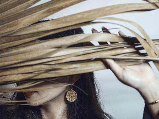 手工竹编耳环模特图