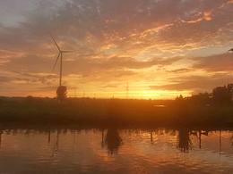 晚风下的大风车