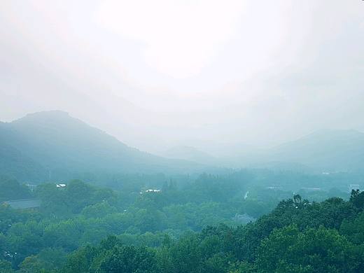 水光潋滟晴方好，山色空蒙雨亦奇。  ​​​