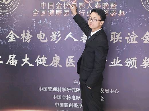kitzximg张鑫不甚万幸与CCTV17春晚的部分演员合影