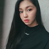 圆脸的首饰嘉的头像