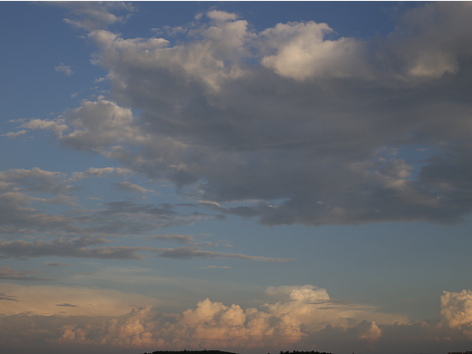 台风来临前的云