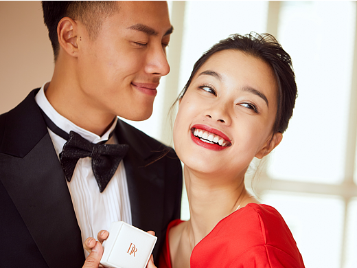 对对对，要流露出幸福的感觉——婚戒拍摄