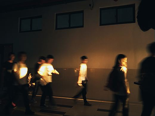 长廊少年奇遇暖阳