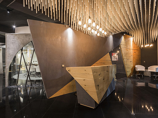 办公室装修：接待区波浪般的立体造型营造出戏剧般的空间场景