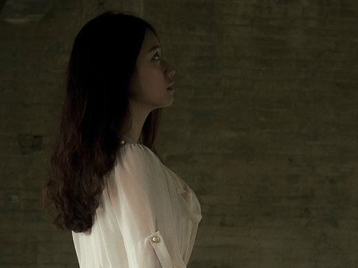 摄影手法为惊悚风