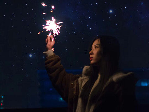 在无法触及的夜空中浮现你回首的模样