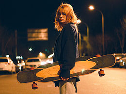 滑板少女，夜景人像