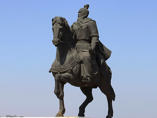骑马人雕塑