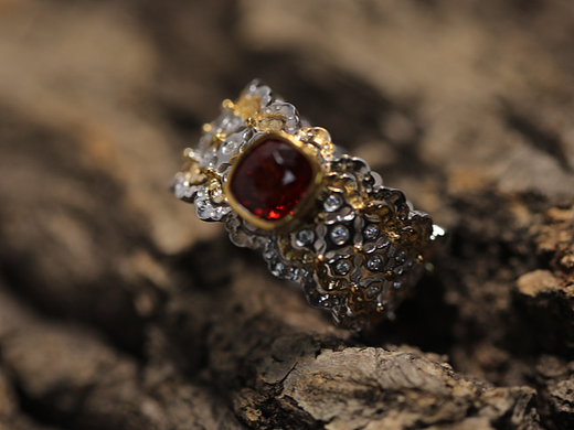 一小枚布奇拉提戒指