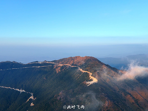 旅行者自驾登顶大南山航拍云顶
