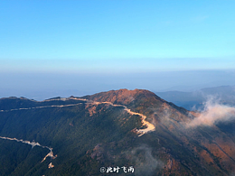 旅行者自驾登顶大南山航拍云顶