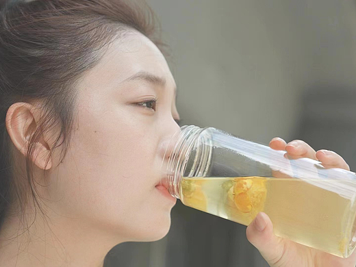 文艺短片的手法诠释都市情绪，从中自然植入产品金花茶