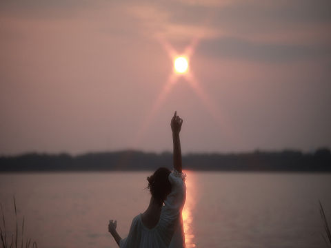 夕阳吻着山峦的额，迟迟不肯坠落。 